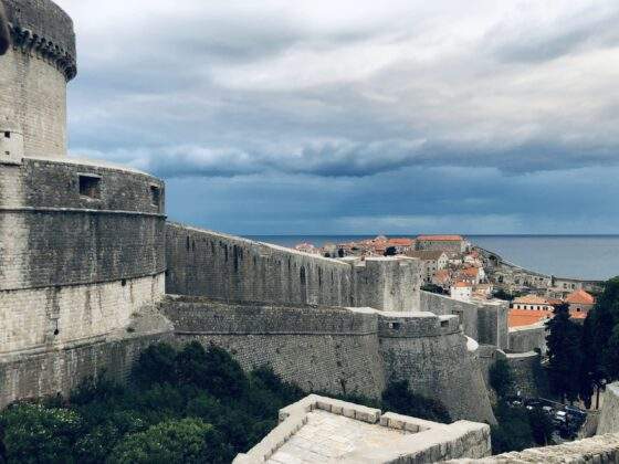 Pohled na hradby a Staré město Dubrovníku