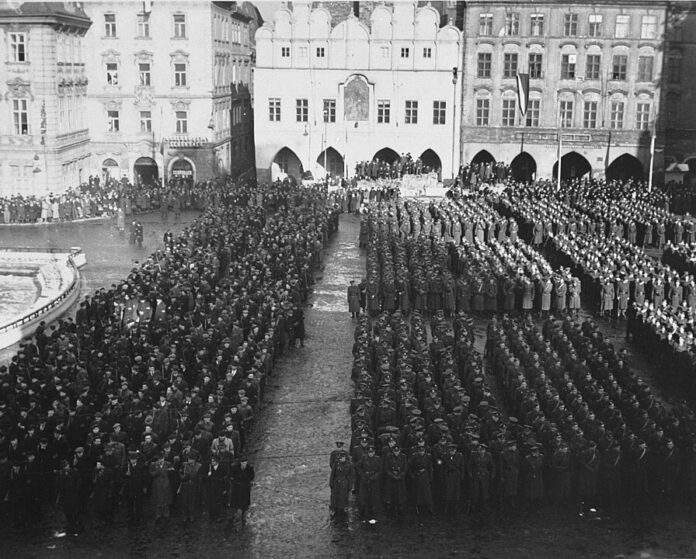 Lidové milice a policie na Staroměstském náměstí - Praha (26. února 1948)