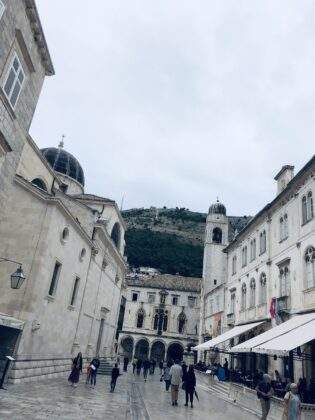 Ulice v dubrovnickém Starém městě s výhledem na horu Srdj