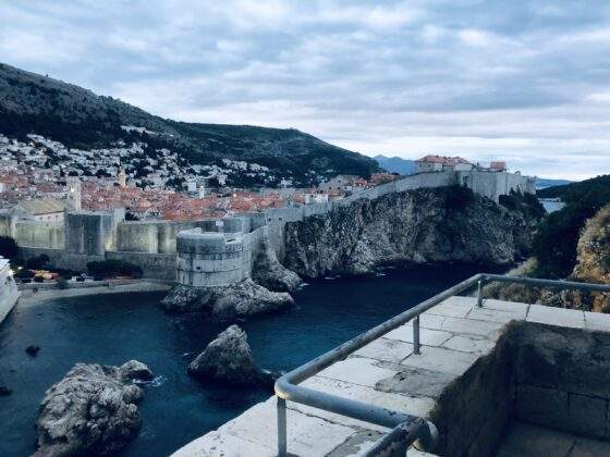 Výhled z výšky na moře a Staré město Dubrovníku